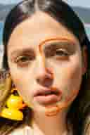 rostro de modelo con hilo naranja