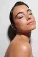 rostro modelo con ojos cerrados