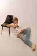 daniel gemeliers posando al lado de una silla