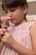 niña posando con flor
