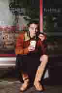 modelo posando comiendo