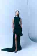 modelo posando con vestido negro