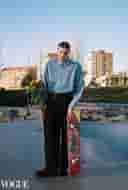 modelo masculino posando con skate
