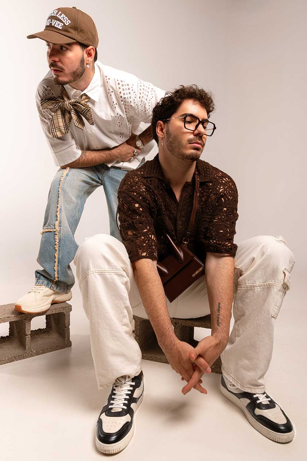 gemeliers posando