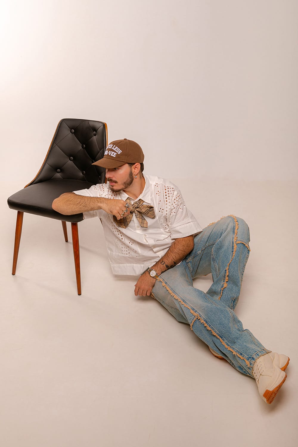 daniel gemeliers posando al lado de una silla