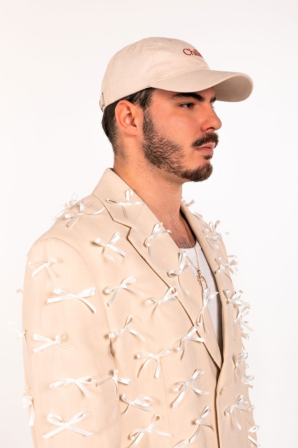daniel gemeliers posando con outfit blanco
