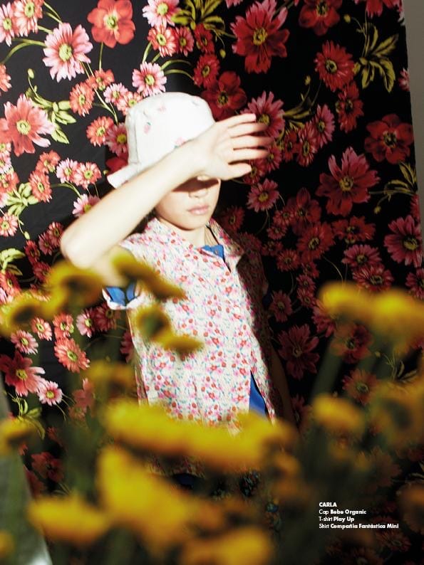 niña posando con flores