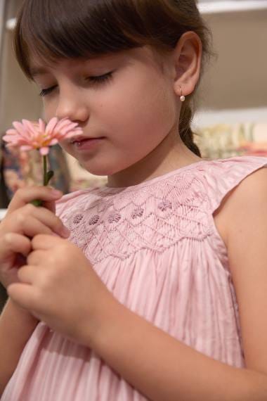 niña posando con flor