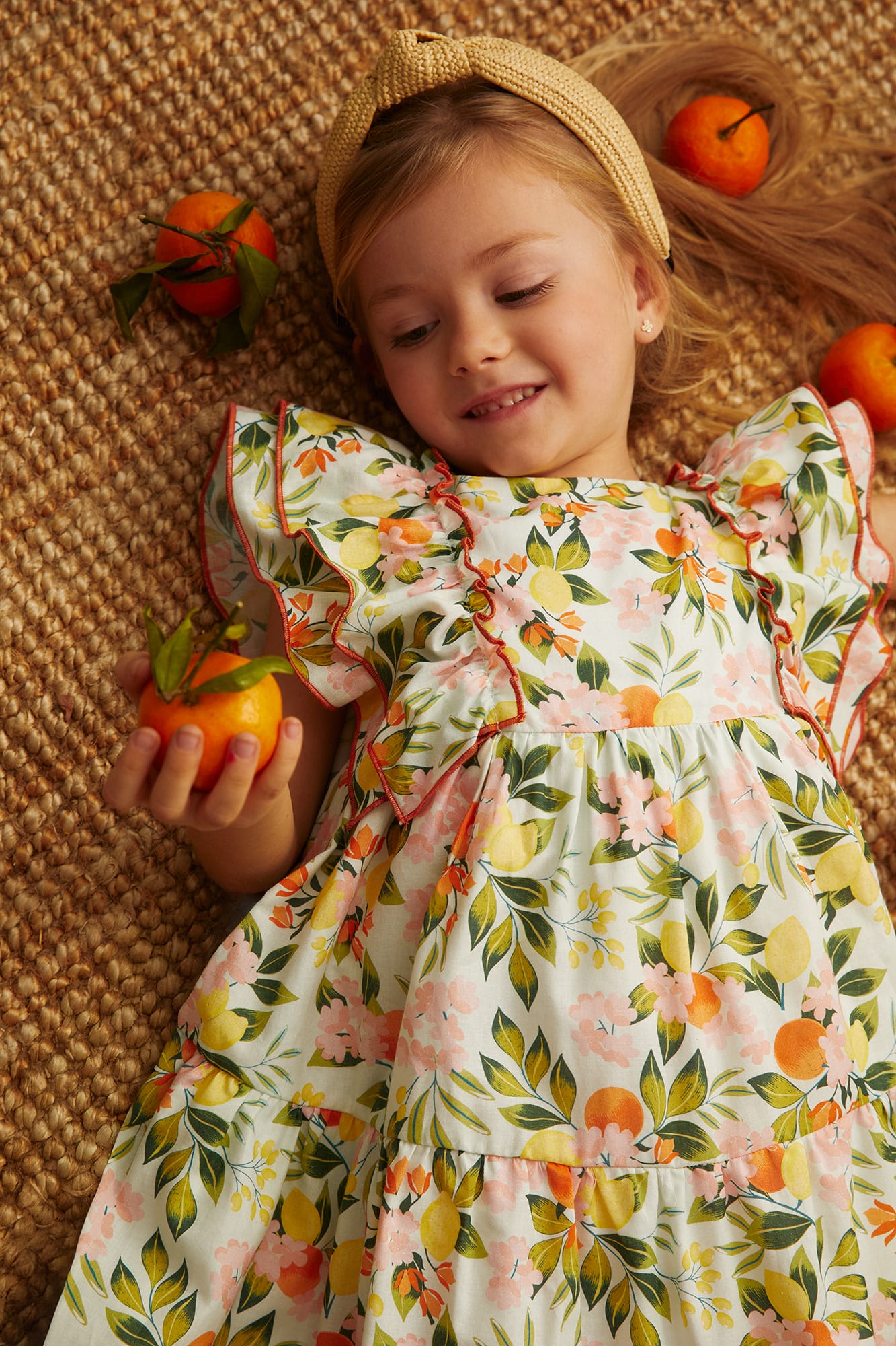 niña posando con mandarinas