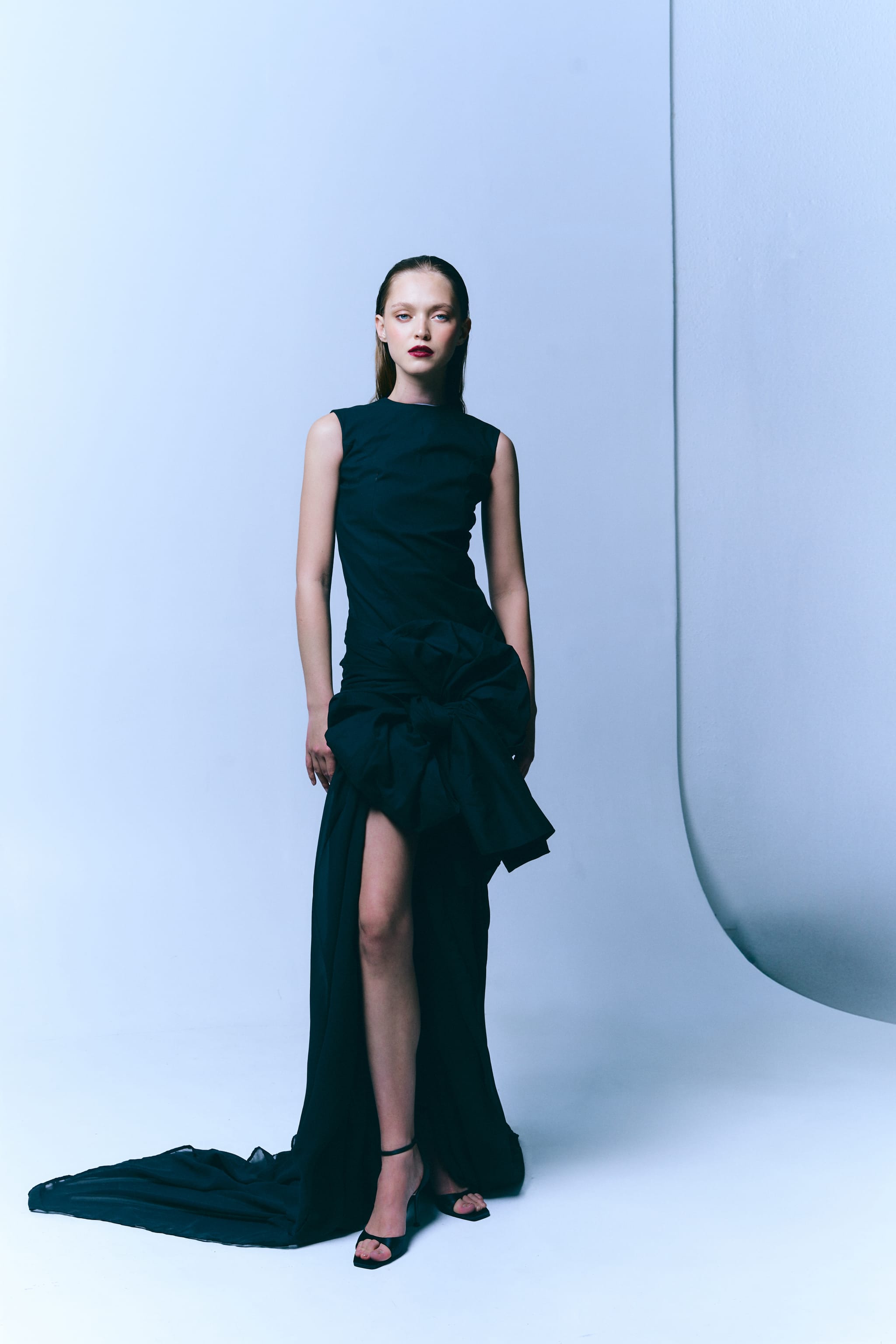 modelo posando con vestido negro