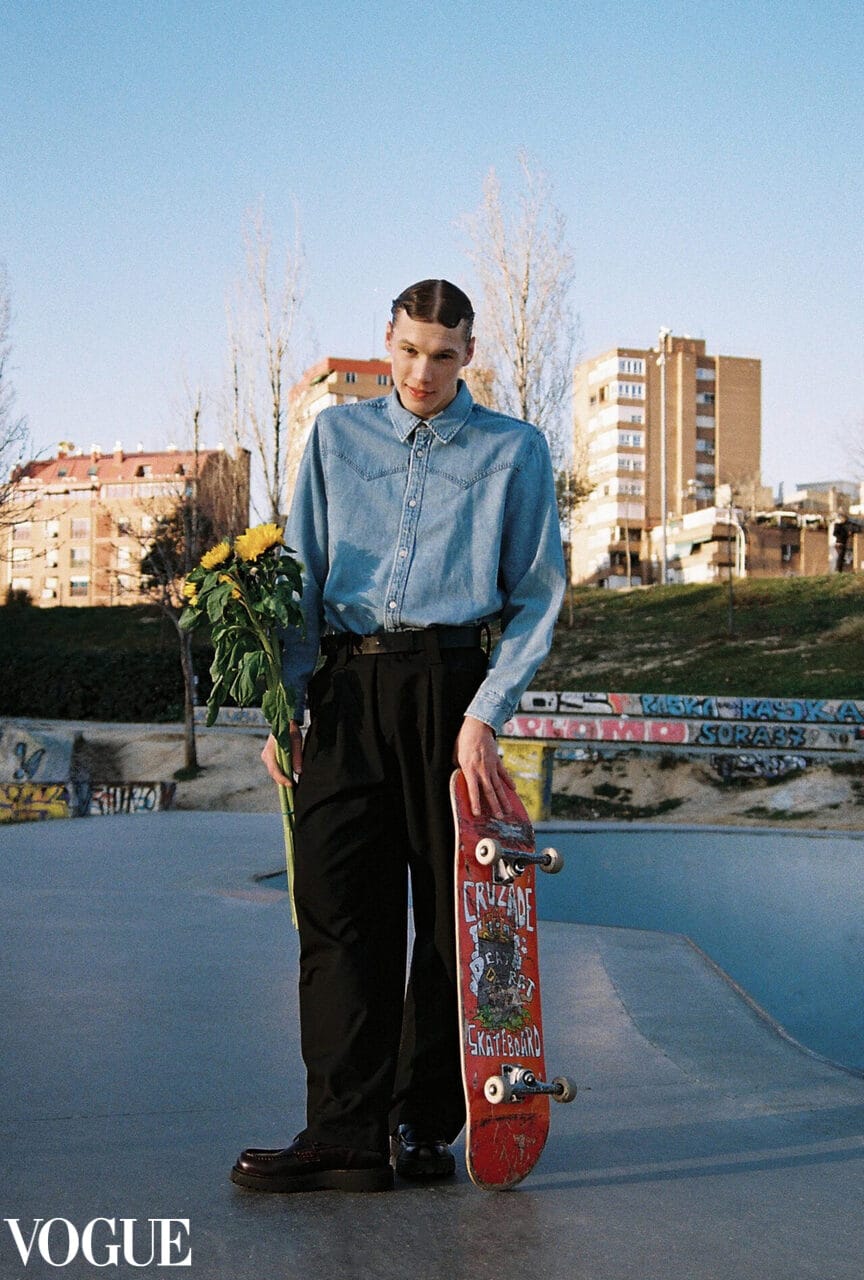 modelo masculino posando con skate